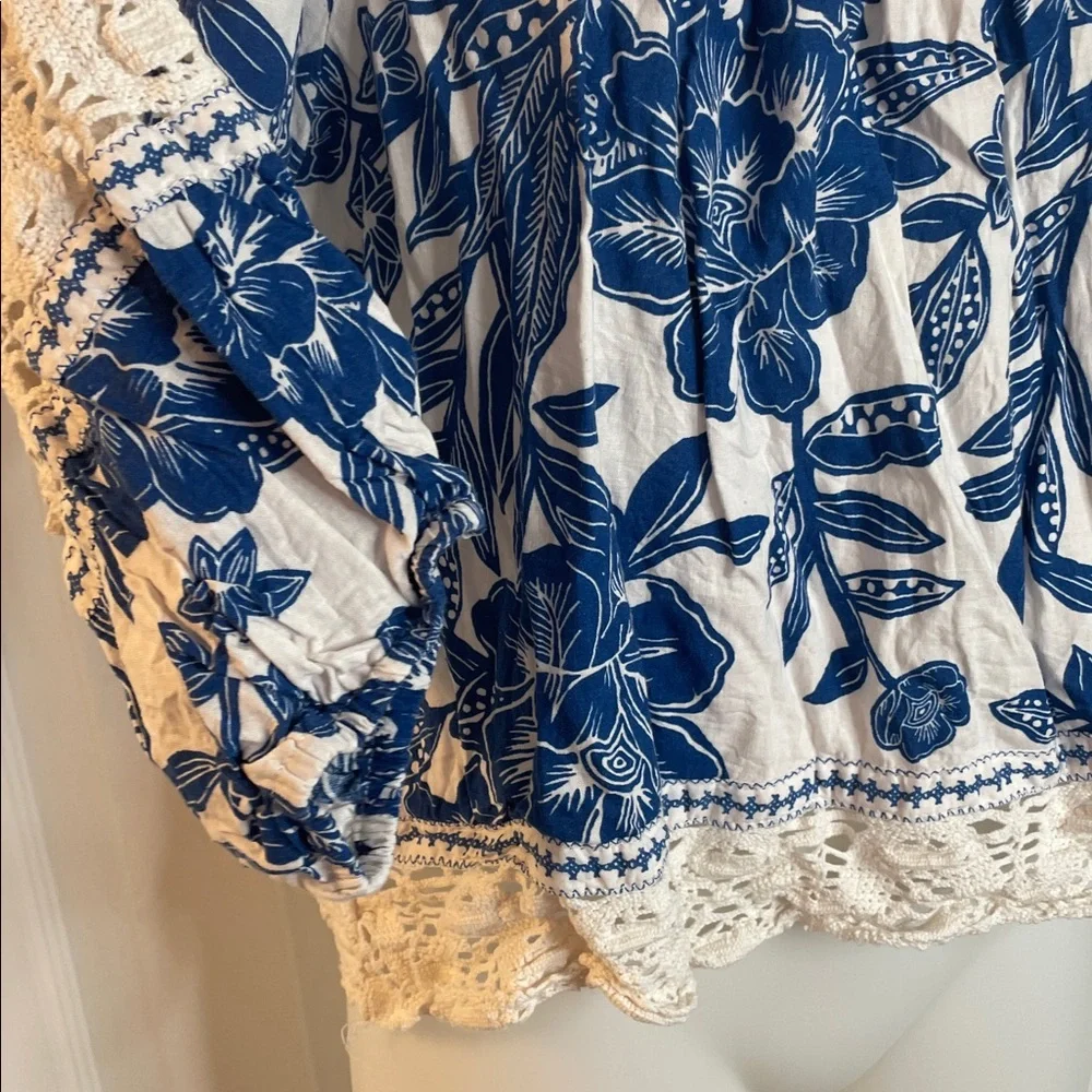 CHRISTIAN SIRIANO BLUE & WHITE FLORAL PATTERN TOP BLOUSE WITH CROCHET TRIM SZ L - Picture 4 of 10